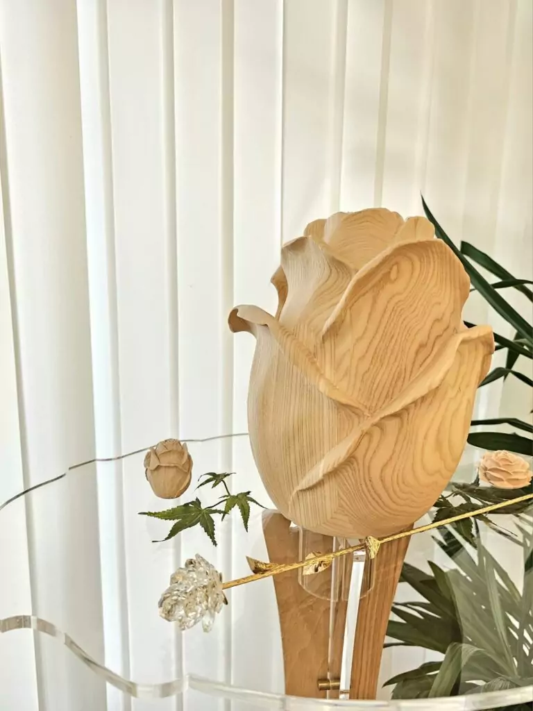 Skulptur einer Rose aus Holz