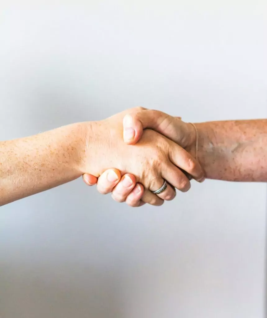 Händeschütteln zweier Personen. Man sieht nur die Hände