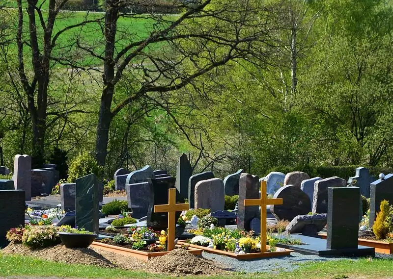 Grabsteine auf einem Friedhof