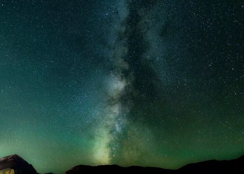 Sterne und Milchstraße von der Erde aus fotografiert