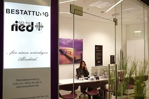 Bestattung Ried Büro Angestellte im Kundenservice am Telefon