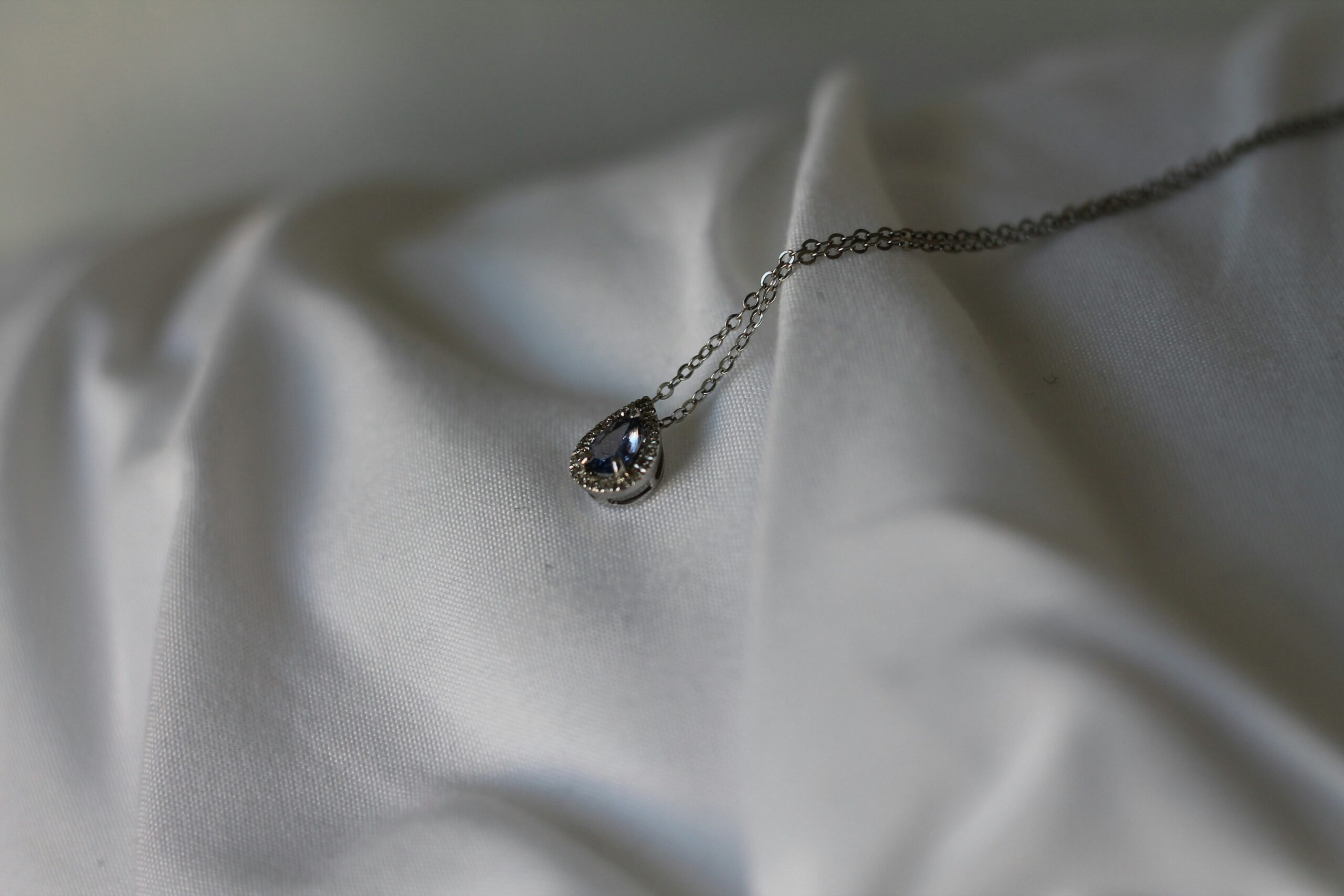 Diamantbestattung Bestattung Ried Edelstein Kette Anhaenger scaled 1